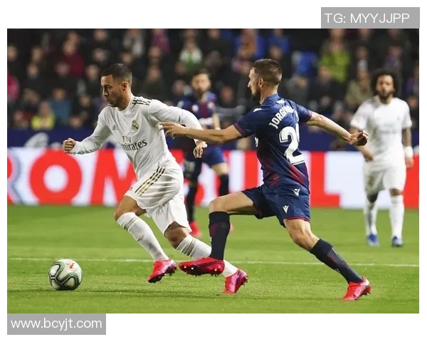 足球球星专属日志揭秘：赛场背后的日常与心路历程展示