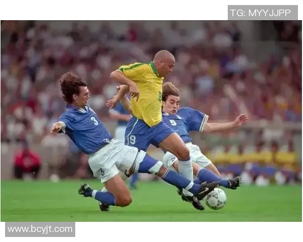 足球球星挑衅瞬间：激烈对抗中的情绪爆发与场上对决的无声挑战